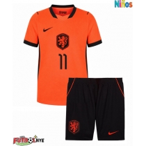 Camiseta Países Bajos Cody Gakpo #11 Primera Equipación para niños Mundial 2026 manga corta (+ pantalones cortos)